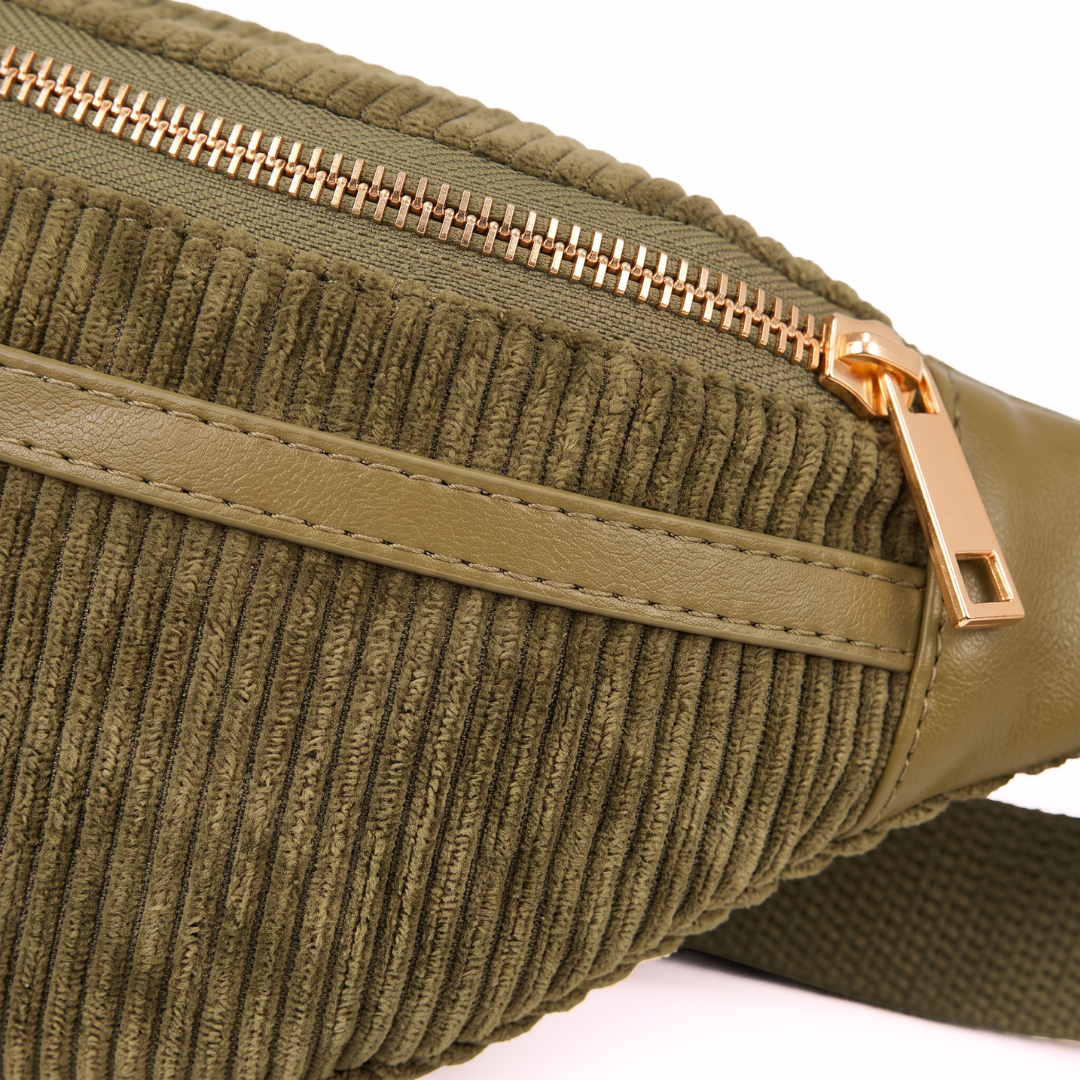 Nahaufnahme des Reißverschlusses und des Cordsamts der Bauchtasche Capri in Olive
