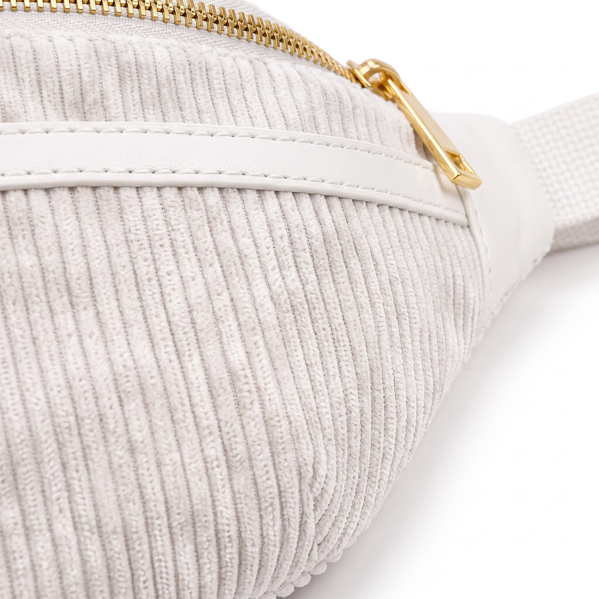 Nahaufnahme des goldenen Reißverschlusses und des Cordsamts der Bauchtasche Capri in Pearl