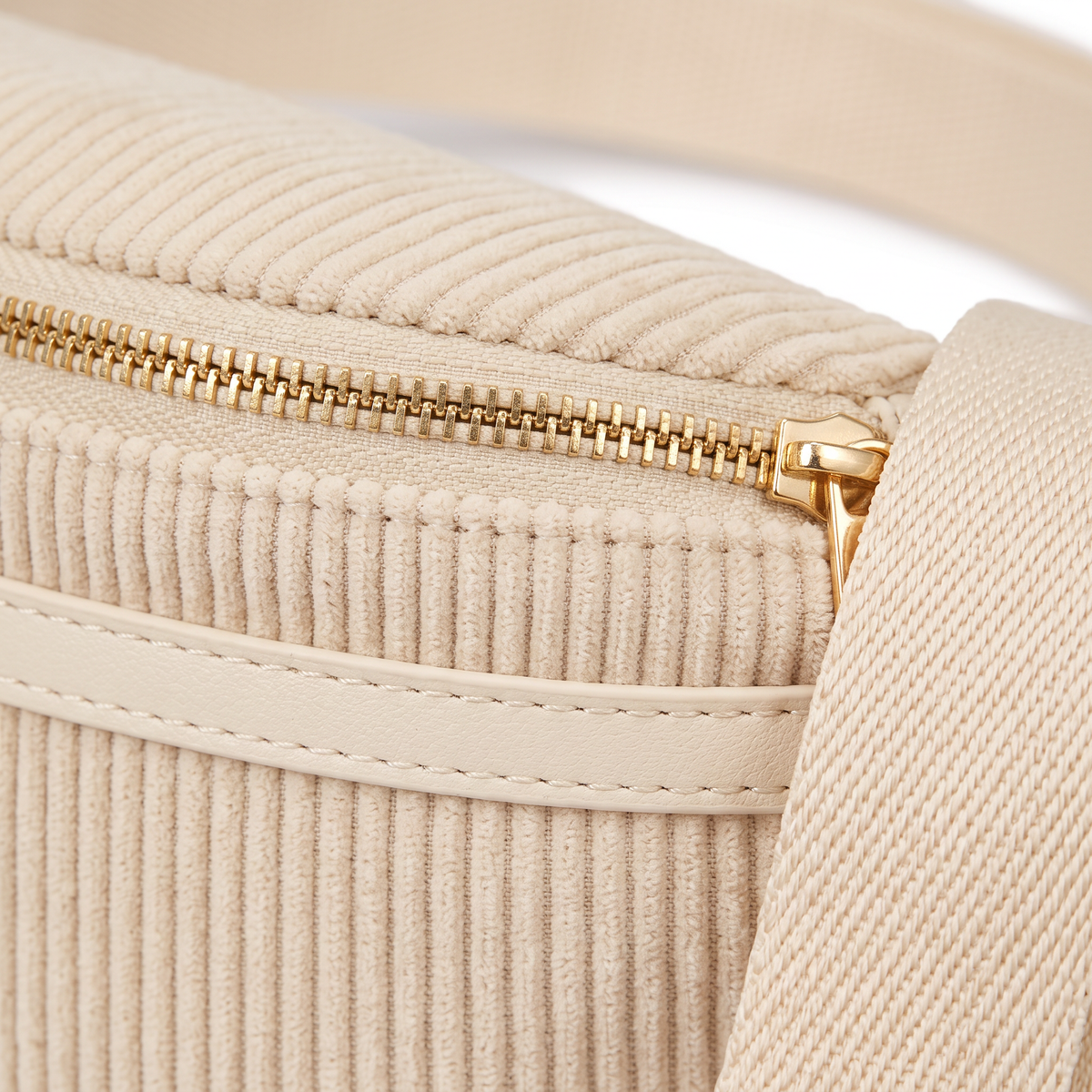 Nahaufnahme des goldenen Reißverschlusses und des Cordsamts der Bauchtasche Capri in Vanilla