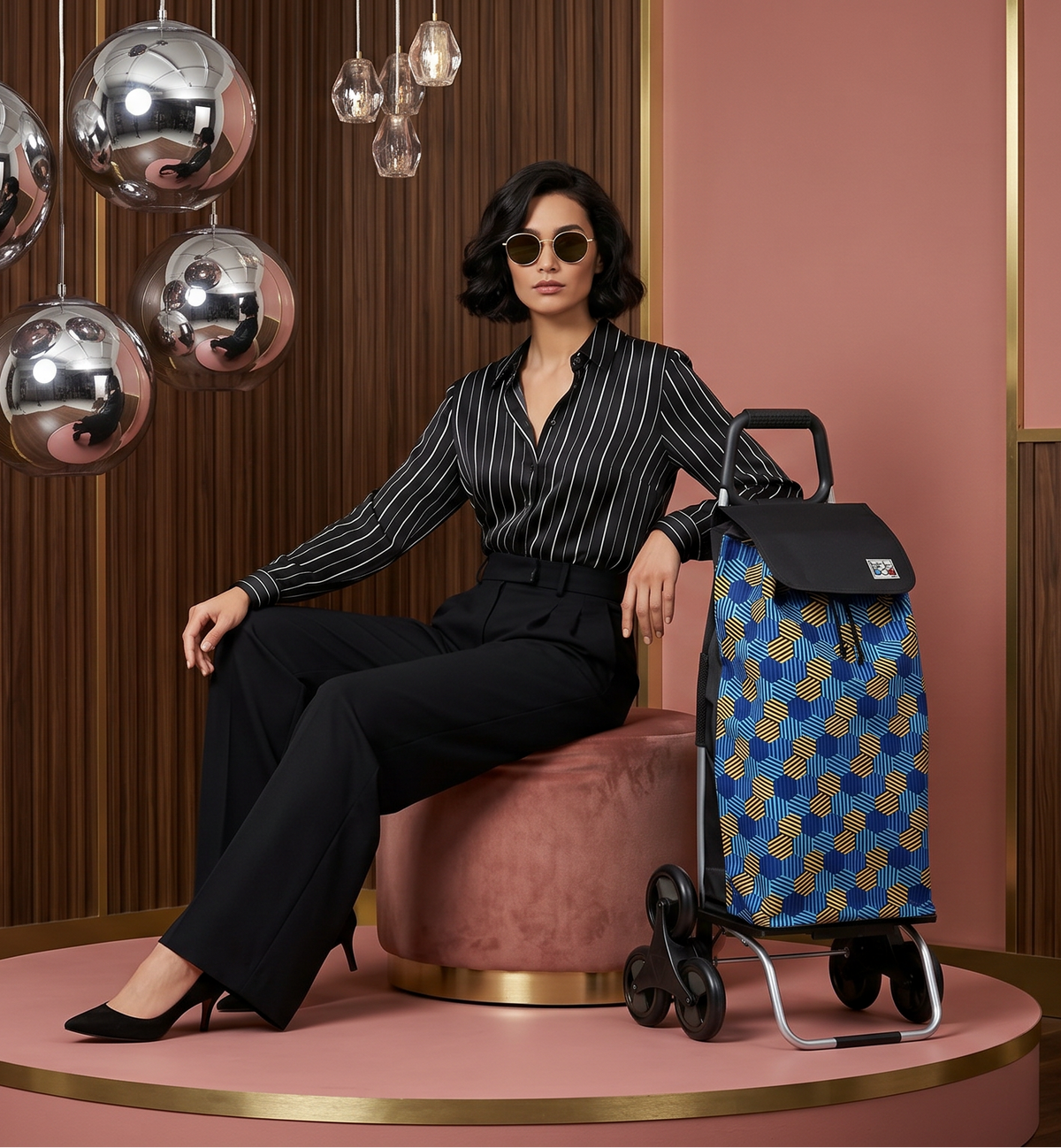 Femme assise avec un chariot SIDEBAG Carlux Hexablue 6 roues, format portrait