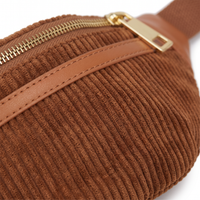Nahaufnahme des goldenen Reißverschlusses und des Cordsamts der Bauchtasche Capri in Cinnamon